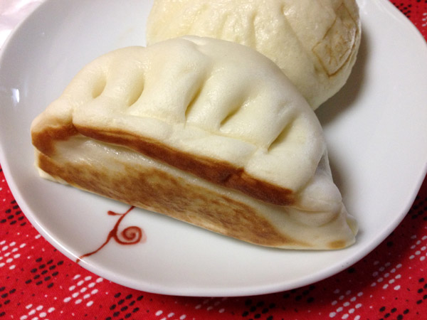 Japan Convenience Store Food: 7-11 Gyoza Shaped Nikuman