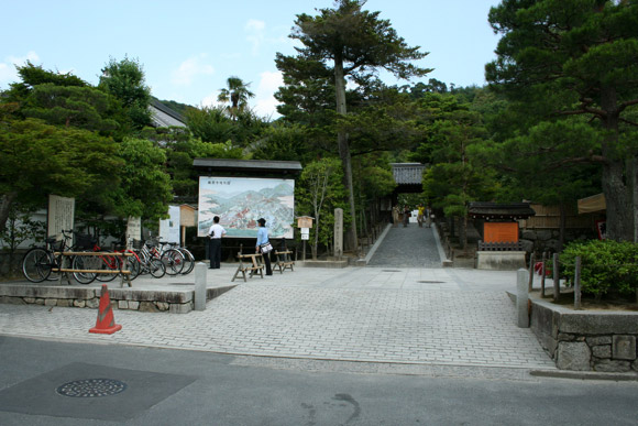 Hiking in Kyoto: Daimonji Yama (Mt. Daimonji) Hiking in Kyoto: Daimonji Yama (Mt. Daimonji)