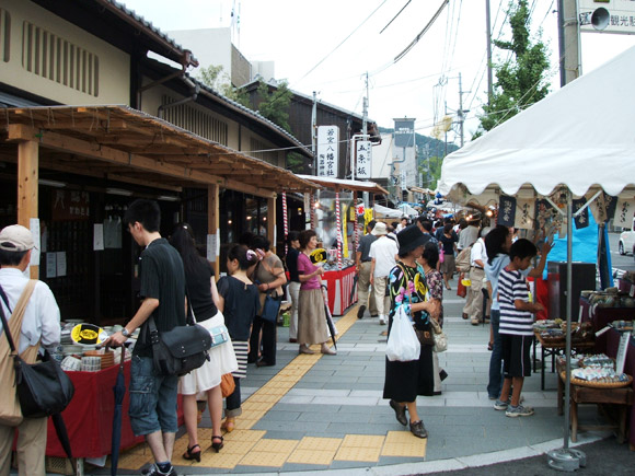 Kyoto's Gojo-Zaka Kiyomizu-yaki Pottery Festival 京都 清水焼き 五条坂 陶器まつり Kyoto's Gojo-Zaka Kiyomizu-yaki Pottery Festival 京都 清水焼き 五条坂 陶器まつり