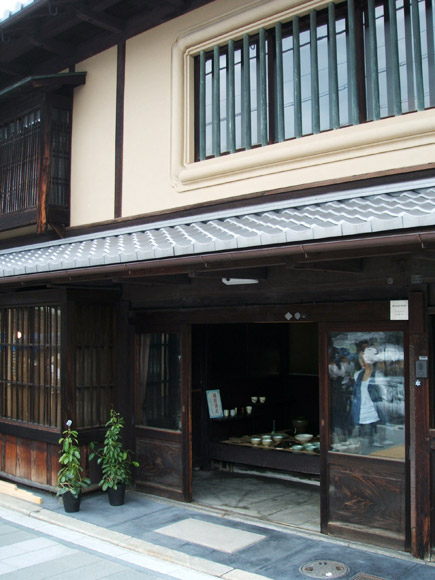 Kyoto's Gojo-Zaka Kiyomizu-yaki Pottery Festival 京都 清水焼き 五条坂 陶器まつり Kyoto's Gojo-Zaka Kiyomizu-yaki Pottery Festival 京都 清水焼き 五条坂 陶器まつり
