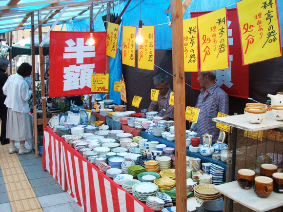 Kyoto's Gojo-Zaka Kiyomizu-yaki Pottery Festival 京都 清水焼き 五条坂 陶器まつり Kyoto's Gojo-Zaka Kiyomizu-yaki Pottery Festival 京都 清水焼き 五条坂 陶器まつり